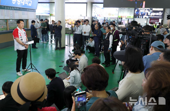 [서울=뉴시스] 전신 기자 = 오세훈 국민의힘 서울시장 후보가 22일 서울 광진구 동서울터미널에서 대시민 메시지를 발표하고 있다. 2026.05.22. photo1006@newsis.com