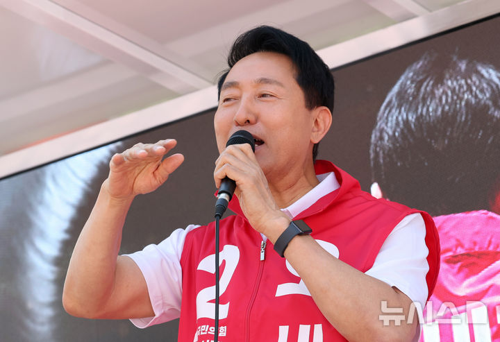 [서울=뉴시스] 전신 기자 = 오세훈 국민의힘 서울시장 후보가 지난 22일 서울 광진구 건대입구역 앞에서 유세를 하며 지지를 호소하고 있다. 2026.05.22. photo1006@newsis.com