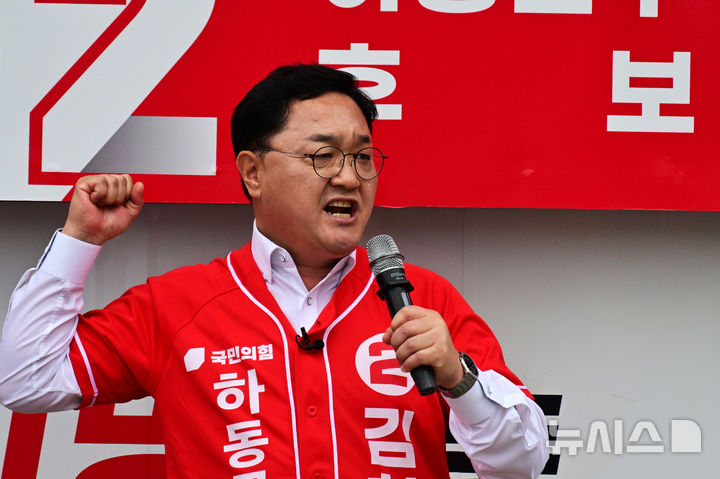 [하동=뉴시스] 차용현 기자 = 국민의힘 김현수 경남 하동군수 후보가 22일 오전 하동경찰서 앞 로터리에서 열린 공식 출정식에서 선거차량에 올라 발언을 하고 있다. 2026.05.22. con@newsis.com