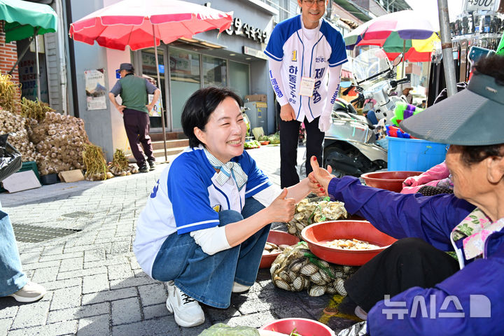 [하동=뉴시스] 차용현 기자 = 더불어민주당 제윤경 하동군수 후보가 22일 오전 하동읍 소재 하동전통시장을 찾아 지지를 호소하고 있다. 2026.05.22. con@newsis.com