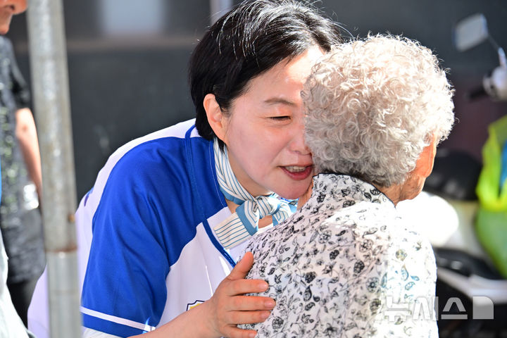 [하동=뉴시스] 차용현 기자 = 더불어민주당 제윤경 하동군수 후보가 22일 오전 하동읍 소재 하동전통시장을 찾아 지지를 호소하고 있다. 2026.05.22. con@newsis.com