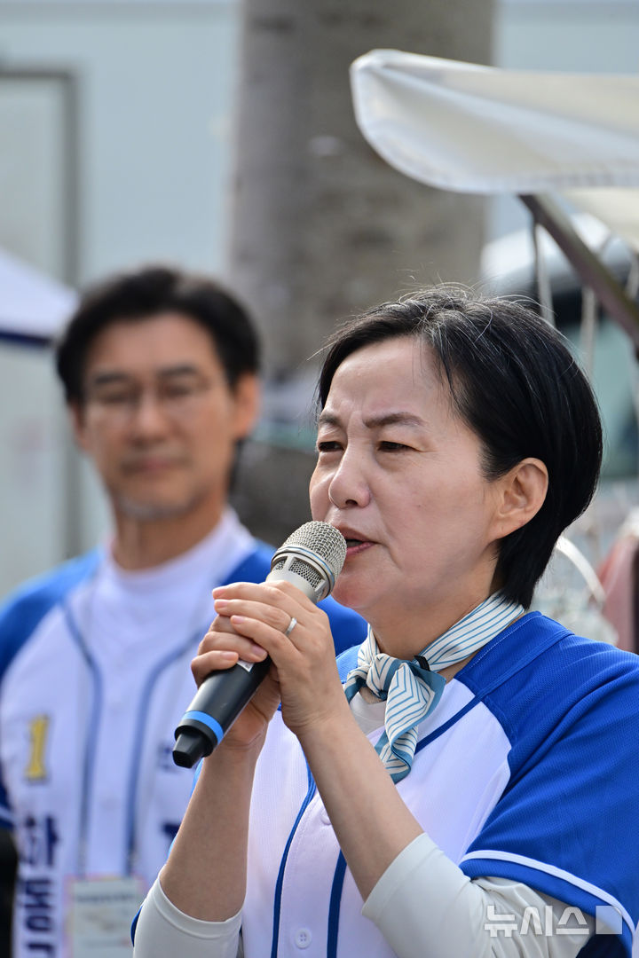 [하동=뉴시스] 차용현 기자 = 더불어민주당 제윤경 하동군수 후보가 22일 오전 하동읍 소재 하동전통시장을 찾아 지지를 호소하고 있다. 2026.05.22. con@newsis.com