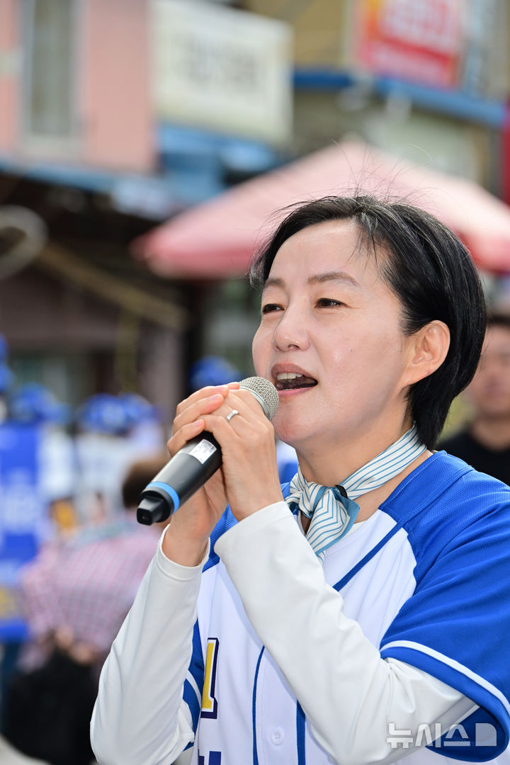 [하동=뉴시스] 차용현 기자 = 더불어민주당 제윤경 경남 하동군수 후보가 22일 오전 하동읍 하동전통시장을 찾아 지지를 호소하고 있다. 2026.05.22. con@newsis.com