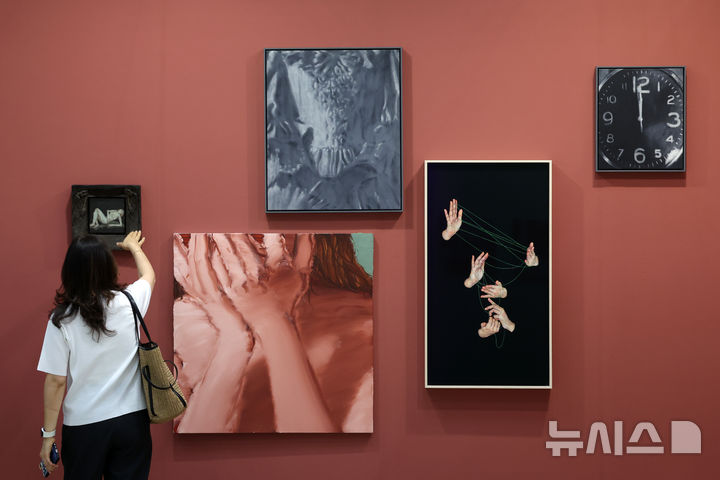 [부산=뉴시스] 박진희 기자 = '아트부산'는 22일 부산 해운대구 벡스코(BEXCO)에서 도시성과 지역성을 조망하는 특별전 'CONNECT'를 선보이고 있다. 2026.05.22. pak7130@newsis.com