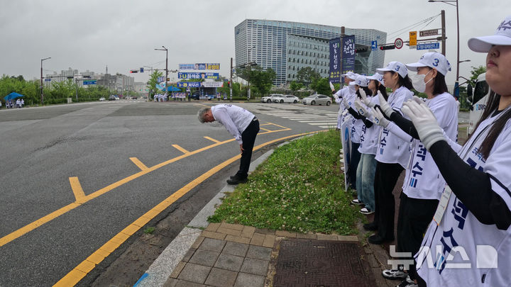 조국혁신당 김덕수 나주시장 후보가 21일 출근길 시민들을 향해 머리 숙여 인사를 하고 있다. (사진=김덕수 선거 캠프 제공) photo@newsis.com *재판매 및 DB 금지
