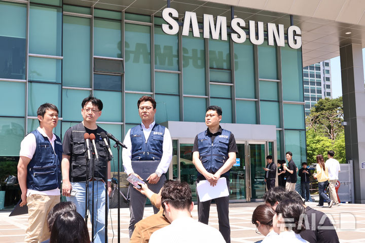 [수원=뉴시스] 김금보 기자 = 삼성전자 디바이스경험(DX) 부문 직원들이 주축인 삼성전자노동조합(SECU·동행노조)과 전국삼성전자노동조합(NSEU) 수원지부 집행부가 22일 오후 경기 수원 영통구 삼성전자 정문 앞에서 삼성전자 노사 임금협상 잠정합의안 찬반 투표 시작을 앞두고 입장을 밝히고 있다. 2026.05.22. kgb@newsis.com