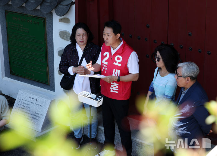 [서울=뉴시스] 전신 기자 = 오세훈 국민의힘 서울시장 후보가 지난 22일 서울 성동구 행당동 아기씨당 앞에서 행당 7구역 아기씨굿당 피해주민 현장간담회를 열고 관련 입장을 밝히고 있다. 2026.05.22. photo1006@newsis.com