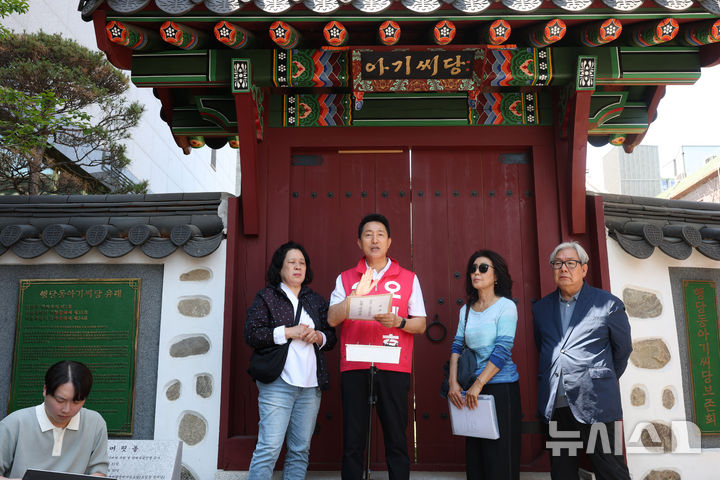 [서울=뉴시스] 전신 기자 = 오세훈 국민의힘 서울시장 후보가 22일 서울 성동구 행당동 아기씨당 앞에서 행당 7구역 아기씨굿당 피해주민 현장간담회를 열고 관련 입장을 밝히고 있다. 2026.05.22. photo1006@newsis.com