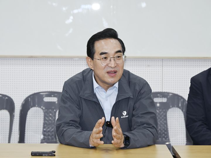 [서울=뉴시스] 박홍근 기획예산처 장관이 22일 서울 양천구 신영시장을 방문해 현장간담회를 하고 있다. (사진=기획예산처 제공) 2026.05.22. photo@newsis.com *재판매 및 DB 금지