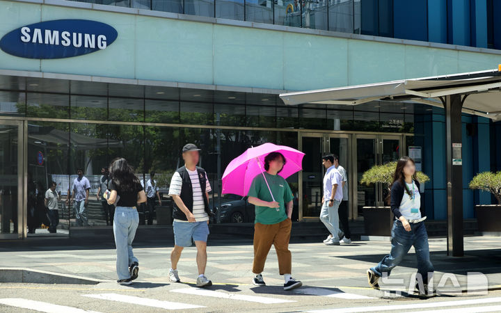 [수원=뉴시스] 김금보 기자 = 삼성전자 노사 임금협상 잠정합의안 찬반 투표 시작일인 22일 점심시간 경기 수원시 영통구 삼성전자 앞에서 직원들이 이동하고 있다. 2026.05.22. kgb@newsis.com