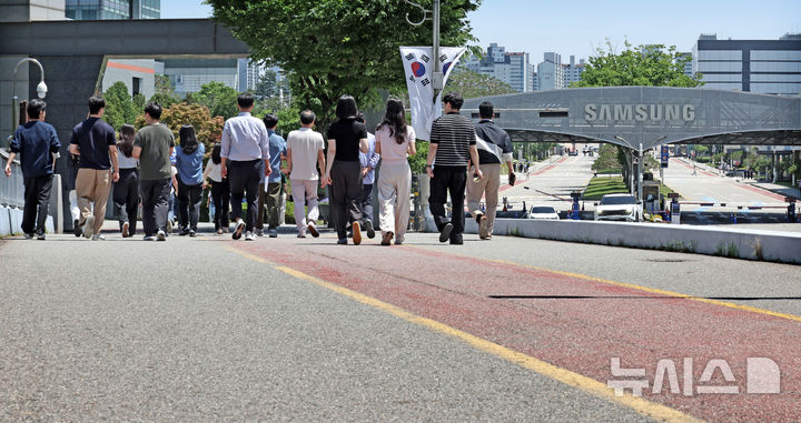 [수원=뉴시스] 김금보 기자 = 삼성전자 노사 임금협상 잠정합의안 찬반 투표 시작일인 22일 점심시간 경기 수원시 영통구 삼성전자 앞에서 직원들이 이동하고 있다. 2026.05.22. kgb@newsis.com