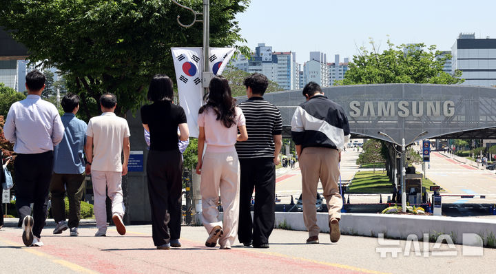 [수원=뉴시스] 김금보 기자 = 삼성전자 노사 임금협상 잠정합의안 찬반 투표 시작일인 22일 점심시간 경기 수원시 영통구 삼성전자 앞에서 직원들이 이동하고 있다. 2026.05.22. kgb@newsis.com