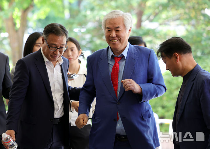 [서울=뉴시스] 홍효식 기자 = '서울서부지법 난동 사태'의 배후로 지목돼 구속됐다가 보석으로 석방된 전광훈 사랑제일교회 목사가 22일 오후 서울 마포구 서울서부지방법원에서 열리는 특수건조물침입교사·특수공무집행방해교사 혐의 관련 3차 공판기일에 출석하고 있다. 2026.05.22. yesphoto@newsis.com