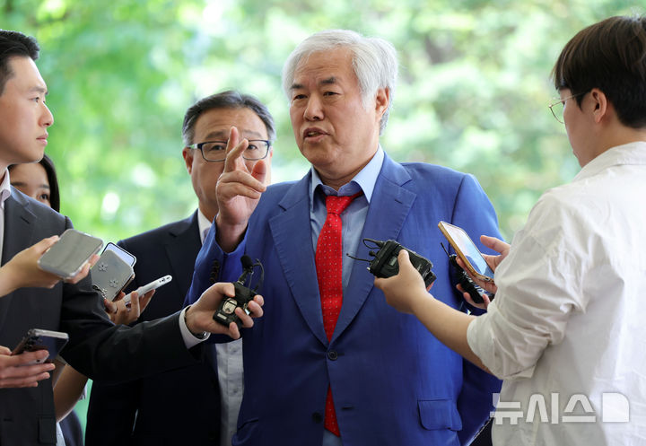 [서울=뉴시스] 홍효식 기자 = '서울서부지법 난동 사태'의 배후로 지목돼 구속됐다가 보석으로 석방된 전광훈 사랑제일교회 목사가 22일 오후 서울 마포구 서울서부지방법원에서 열리는 특수건조물침입교사·특수공무집행방해교사 혐의 관련 3차 공판기일에 출석하며 취재진 질문에 답하고 있다. 2026.05.22. yesphoto@newsis.com