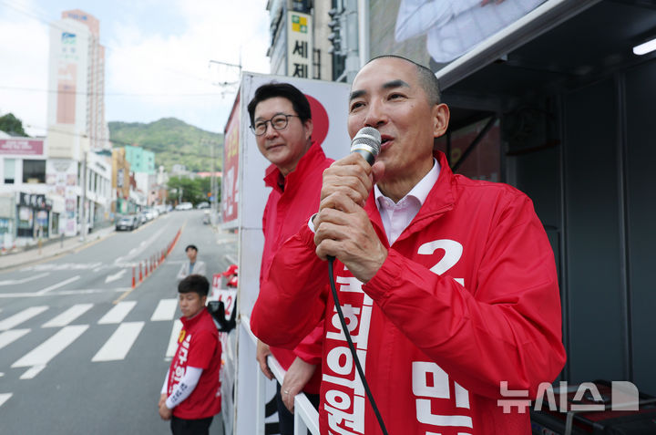 [부산=뉴시스] 김진아 기자 = 박민식 국민의힘 부산 북구갑 국회의원 보궐선거 후보가 22일 부산 북구 신만덕교차로 일대에서 지지를 호소하고 있다. 2026.05.22. bluesoda@newsis.com