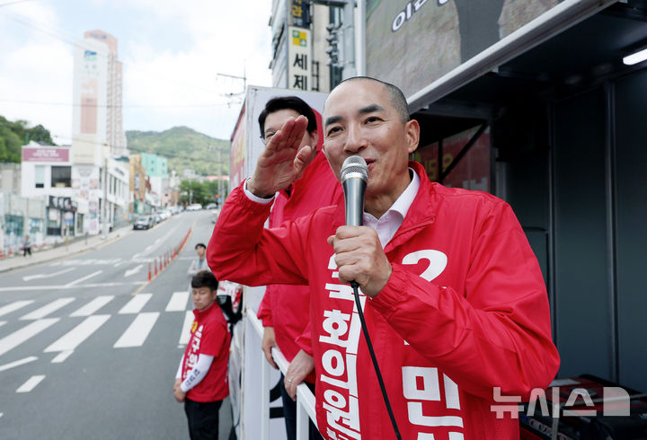 [부산=뉴시스] 김진아 기자 = 박민식 국민의힘 부산 북구갑 국회의원 보궐선거 후보가 22일 부산 북구 신만덕교차로 일대에서 지지를 호소하고 있다. 2026.05.22. bluesoda@newsis.com
