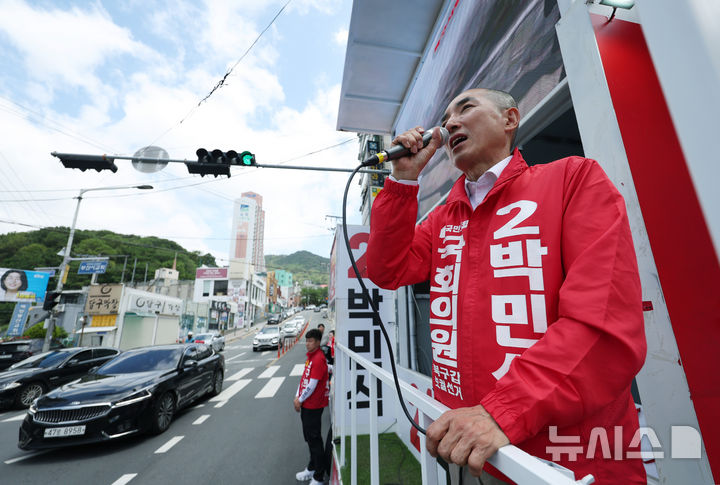 [부산=뉴시스] 김진아 기자 = 박민식 국민의힘 부산 북구갑 국회의원 보궐선거 후보가 22일 부산 북구 신만덕교차로 일대에서 지지를 호소하고 있다. 2026.05.22. bluesoda@newsis.com
