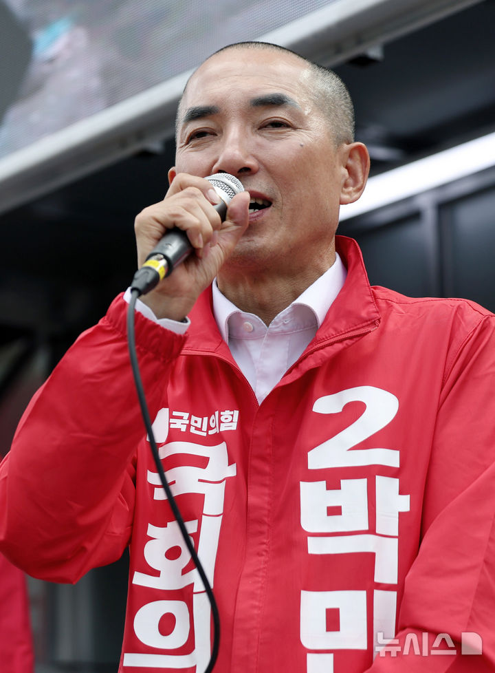 [부산=뉴시스] 김진아 기자 = 박민식 국민의힘 부산 북구갑 국회의원 보궐선거 후보가 22일 부산 북구 신만덕교차로 일대에서 지지를 호소하고 있다. 2026.05.22. bluesoda@newsis.com
