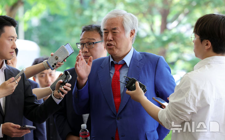 [서울=뉴시스] 홍효식 기자 = '서울서부지법 난동 사태'의 배후로 지목돼 구속됐다가 보석으로 석방된 전광훈 사랑제일교회 목사가 22일 오후 서울 마포구 서울서부지방법원에서 열리는 특수건조물침입교사·특수공무집행방해교사 혐의 관련 3차 공판기일에 출석하며 취재진 질문에 답하고 있다. 2026.05.22. yesphoto@newsis.com