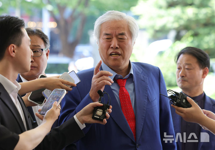 [서울=뉴시스] 홍효식 기자 = '서울서부지법 난동 사태'의 배후로 지목돼 구속됐다가 보석으로 석방된 전광훈 사랑제일교회 목사가 지난 22일 오후 서울 마포구 서울서부지방법원에서 열리는 특수건조물침입교사·특수공무집행방해교사 혐의 관련 3차 공판기일에 출석하며 취재진 질문에 답하고 있다. 2026.05.22. yesphoto@newsis.com