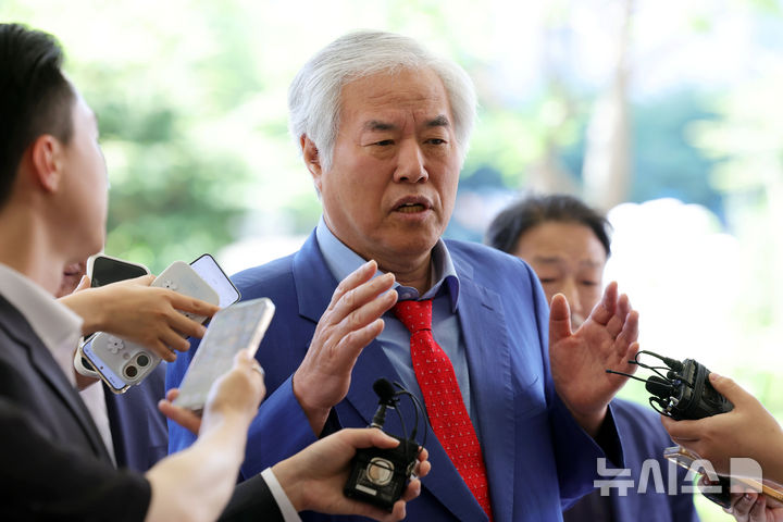 [서울=뉴시스] 홍효식 기자 = 검찰이 지난 2020년 코로나19 대유행 속 대규모 광복절 집회를 주도한 혐의로 재판에 넘겨진 전광훈 사랑제일교회 목사의 항소심에서 징역 4년을 구형했다. 사진은 전 목사가 지난 22일 오후 서울 마포구 서울서부지방법원에서 열리는 특수건조물침입교사·특수공무집행방해교사 혐의 관련 3차 공판기일에 출석하며 취재진 질문에 답하는 모습. 2026.05.26. yesphoto@newsis.com
