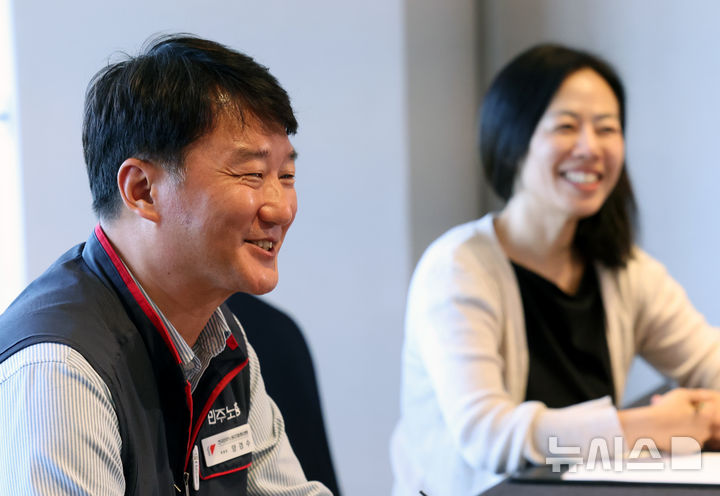 [서울=뉴시스] 박주성 기자 = 양경수 민주노총 위원장이 지난달 22일 오후 서울 소공동 롯데호텔에서 질베르 웅보 ILO 사무총장과 면담 전 인사말을 하고 있다. 2026.05.22. park7691@newsis.com