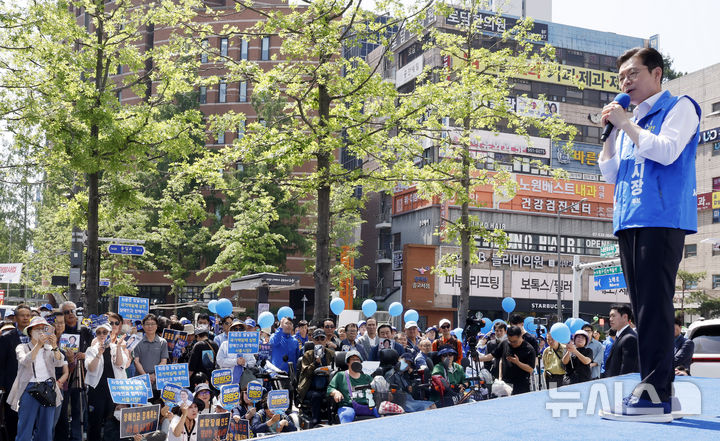 [서울=뉴시스] 김혜진 기자 = 정원오 더불어민주당 서울시장 후보가 22일 서울 노원구 롯데백화점 앞에서 선거 유세를 하며 지지를 호소하고 있다. 2026.05.22. jini@newsis.com