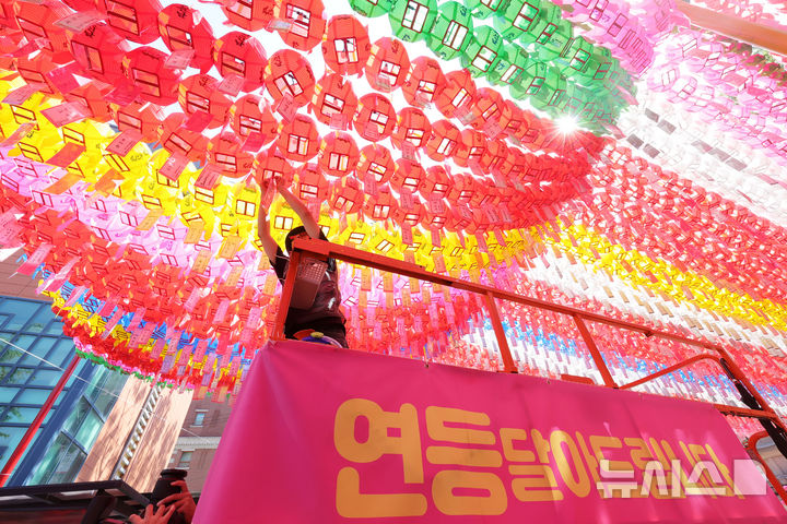 [서울=뉴시스] 홍효식 기자 = 부처님오신날을 이틀 앞둔 22일 서울 종로구 조계사에서 관계자들이 연등을 달고 있다. 2026.05.22. yesphoto@newsis.com