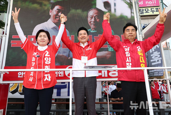 [안양=뉴시스] 김금보 기자 = 장동혁 국민의힘 대표와 양향자(왼쪽) 경기도지사 후보, 김대영(오른쪽) 안양시장 후보가 22일 오후 경기 안양시 동안구 범계사거리에서 유권자들에게 인사하고 있다. 2026.05.22. kgb@newsis.com