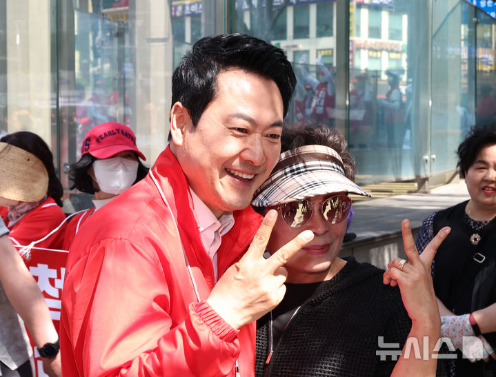 [안양=뉴시스] 김금보 기자 = 장동혁 국민의힘 대표가 22일 오후 경기 안양시 동안구 범계사거리에서 시민들과 기념촬영을 하고 있다. 2026.05.22. kgb@newsis.com
