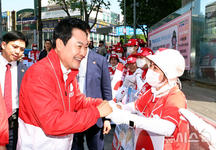 [안양=뉴시스] 김금보 기자 = 장동혁 국민의힘 대표가 지난 22일 오후 경기 안양시 동안구 범계사거리에서 선거 운동원들을 격려하고 있다. 2026.05.22. kgb@newsis.com