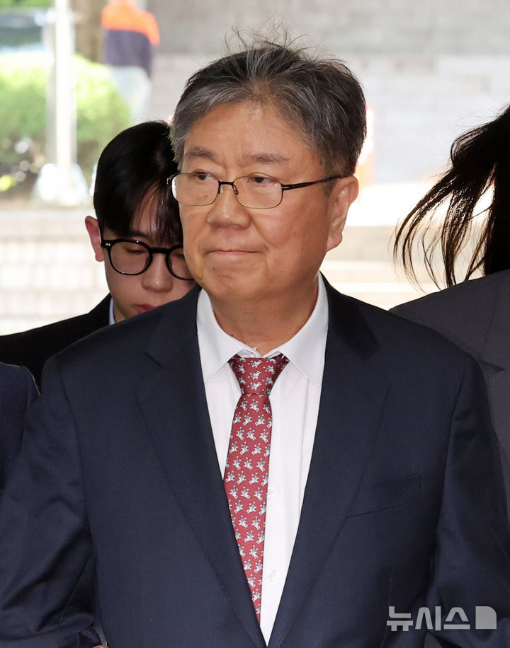[서울=뉴시스] 배훈식 기자 = 윤석열 정부 시절 대통령실 관저 이전 특혜 의혹으로 기소된 김대기 전 대통령실 비서실장이 첫 공판에서 혐의를 전면 부인했다. 사진은 김 전 비서실장의 모습. 2026.07.22. dahora83@newsis.com