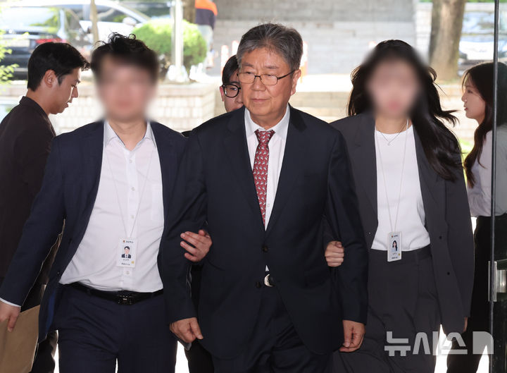 [서울=뉴시스] 배훈식 기자 = '대통령 관저 이전 특혜 의혹'을 받는 김대기 전 대통령 비서실장이 22일 오후 서울 서초구 서울중앙지방법원에서 열린 직권남용 권리행사방해 혐의 구속 전 피의자 심문(영장실질심사)에 출석하고 있다. 2026.05.22. dahora83@newsis.com