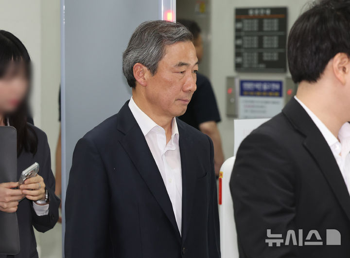 [서울=뉴시스] 배훈식 기자 = '윤석열 정부 시절 대통령실 관저 이전 특혜 의혹으로 기소된 윤재순 전 대통령비서실 총무비서관이 "도망갈 염려와 증거를 인멸할 우려가 없다"며 불구속 상태로 재판을 받게 해달라고 법원에 요청했다. 사진은 윤 전 비서관이 지난 5월 22일 오후 서울 서초구 서울중앙지방법원에서 열린 직권남용 권리행사방해 혐의 구속 전 피의자 심문(영장실질심사)을 마친 뒤 이동하는 모습. 2026.09.04. dahora83@newsis.com
