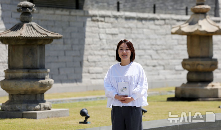 [서울=뉴시스] 홍효식 기자 = 국립중앙박물관의 기획 단행본 '유물멍: 오래 볼수록 사랑스러운 것들'을 기획한 김미소 국립중앙박물관 학예연구관이 지난 22일 서울 용산구 국립중앙박물관에서 뉴시스와 인터뷰를 하고 있다. 2026.05.24. yesphoto@newsis.com