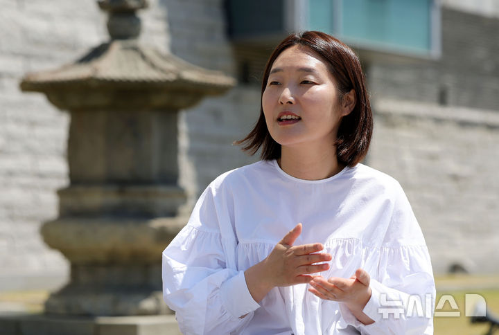 [서울=뉴시스] 홍효식 기자 = 국립중앙박물관의 기획 단행본 '유물멍: 오래 볼수록 사랑스러운 것들'을 기획한 김미소 국립중앙박물관 학예연구관이 지난 22일 서울 용산구 국립중앙박물관에서 뉴시스와 인터뷰를 하고 있다. 2026.05.24. yesphoto@newsis.com