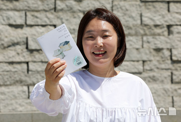 [서울=뉴시스] 홍효식 기자 = 국립중앙박물관의 기획 단행본 '유물멍: 오래 볼수록 사랑스러운 것들'을 기획한 김미소 국립중앙박물관 학예연구관이 지난 22일 서울 용산구 국립중앙박물관에서 뉴시스와 인터뷰를 하고 있다. 2026.05.24. yesphoto@newsis.com