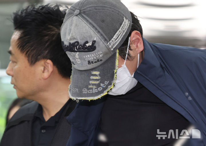 [서울=뉴시스] 배훈식 기자 = 29일 오전 배우 김규리 자택에 침입해 강도 행각을 벌인 40대 남성 임모씨가 구속 상태로 서울중앙지검에 송치됐다. 2026.05.22. dahora83@newsis.com