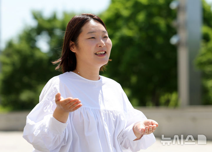[서울=뉴시스] 홍효식 기자 = 국립중앙박물관의 기획 단행본 '유물멍: 오래 볼수록 사랑스러운 것들'을 기획한 김미소 국립중앙박물관 학예연구관이 지난 22일 서울 용산구 국립중앙박물관에서 뉴시스와 인터뷰를 하고 있다. 2026.05.24. yesphoto@newsis.com