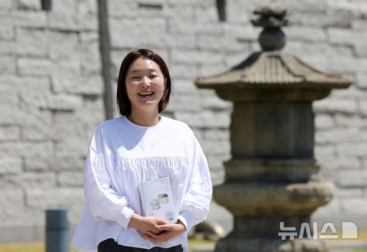 [서울=뉴시스] 홍효식 기자 = 국립중앙박물관의 기획 단행본 '유물멍: 오래 볼수록 사랑스러운 것들'을 기획한 김미소 국립중앙박물관 학예연구관이 지난 22일 서울 용산구 국립중앙박물관에서 뉴시스와 인터뷰를 하고 있다. 2026.05.24. yesphoto@newsis.com