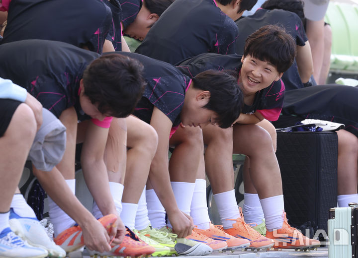 [수원=뉴시스] 김근수 기자 = 내고향여자축구단 주장 김경영이 22일 오후 경기 수원월드컵경기장 보조경기장에서 2025~26시즌 아시아축구연맹(AFC) 여자 챔피언스리그(AWCL) 결승전을 하루 앞두고 열린 공식 훈련 시작 전 선수들과 대화 나누고 있다. 2026.05.22. ks@newsis.com