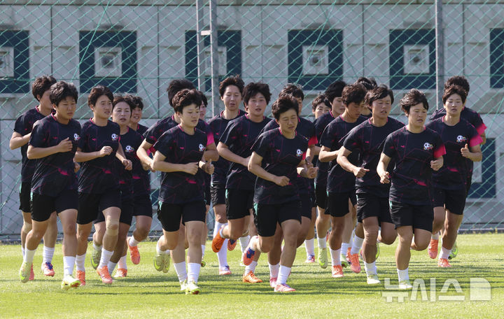 [수원=뉴시스] 김근수 기자 = 내고향여자축구단 주장 김경영과 선수들이 22일 오후 경기 수원월드컵경기장 보조경기장에서 2025~26시즌 아시아축구연맹(AFC) 여자 챔피언스리그(AWCL) 결승전을 하루 앞두고 열린 공식 훈련에서 러닝 훈련을 하고 있다. 2026.05.22. ks@newsis.com