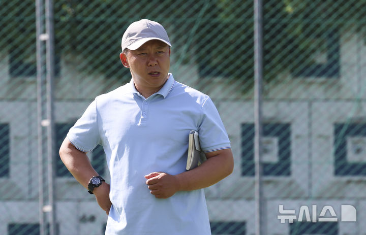 [수원=뉴시스] 김근수 기자 = 리유일 내고향여자축구단 감독이 22일 오후 경기 수원월드컵경기장 보조경기장에서 2025~26시즌 아시아축구연맹(AFC) 여자 챔피언스리그(AWCL) 결승전을 하루 앞두고 열린 공식 훈련에서 훈련을 지겨보고 있다. 2026.05.22. ks@newsis.com