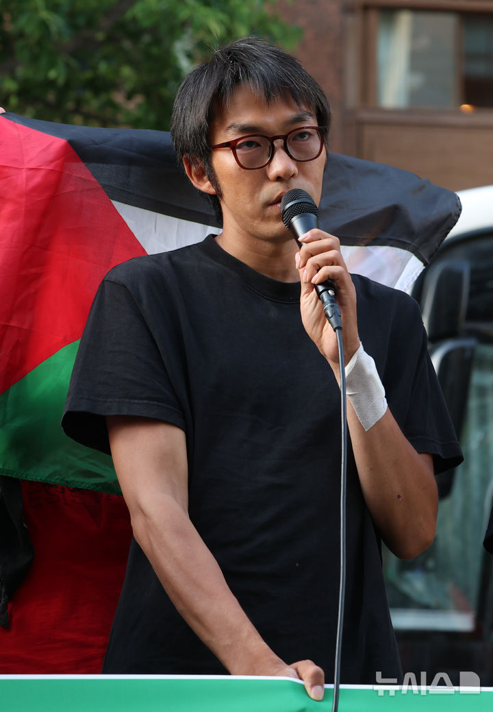 [서울=뉴시스] 이영환 기자 = 이스라엘군에 나포됐다가 석방된 한국인 활동가 김동현씨가 22일 오후 서울 종로구 주한이스라엘대사관 앞에서 열린 팔레스타인 해방을 위한 항해 한국본부 활동가 귀국 기자회견에서 취재진의 질문에 답하고 있다. 2026.05.22. 20hwan@newsis.com