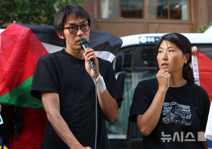[서울=뉴시스] 이영환 기자 = 이스라엘군에 나포됐다가 석방된 한국인 활동가 김동현(왼쪽), 김아현(활동명 해초)씨가 22일 오후 서울 종로구 주한이스라엘대사관 앞에서 열린 팔레스타인 해방을 위한 항해 한국본부 활동가 귀국 기자회견에서 취재진의 질문에 답하고 있다. 2026.05.22. 20hwan@newsis.com