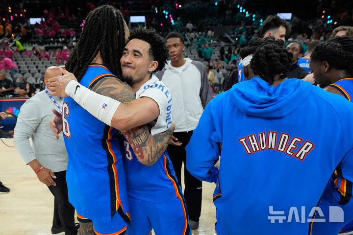 [샌안토니오=AP/뉴시스] 미국프로농구(NBA) 오클라호마시티 선더의 제일런 윌리엄스와 재러드 매케인. 2026.05.23