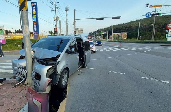 [태안=뉴시스] 지난 22일 오후 6시54분께 충남 태안 남면 곰섬사거리에서 승용차가 승합차를 들이받은 후 그 충격으로 승합차가 도로 신호등 기둥을 충격하며 멈춰섰다. (사진=태안소방서 제공) 2026.05.23. photo@newsiscom *재판매 및 DB 금지