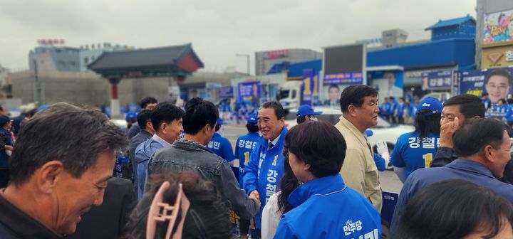 [태안=뉴시스] 강철민 더불어민주당 태안군수 후보가 지난 21일 태안읍 중앙로 광장에서 통합 출정식을 가진 뒤 한 지지자와 웃으며 악수하고 있다. (사진=강철민 후보 캠프 제공) 2026.05.22. photo@newsis.com *재판매 및 DB 금지