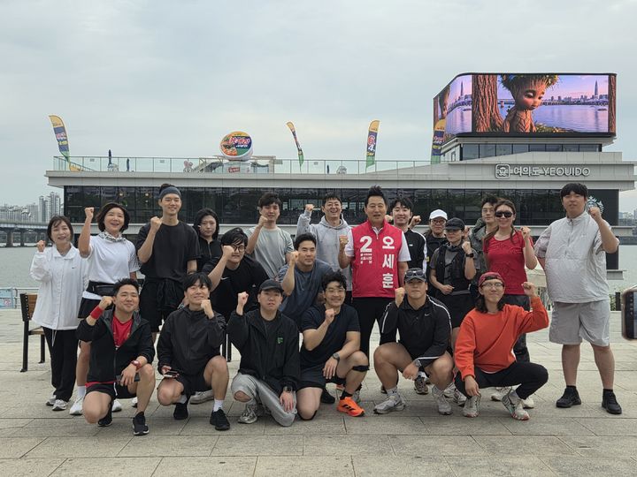 [서울=뉴시스] 하지현 기자 = 오세훈 국민의힘 서울시장 후보가 23일 서울 여의나루역 이벤트 광장에서 러닝 크루와 기념 촬영을 하고 있다. 2026.05.23. judyha@newsis.com *재판매 및 DB 금지
