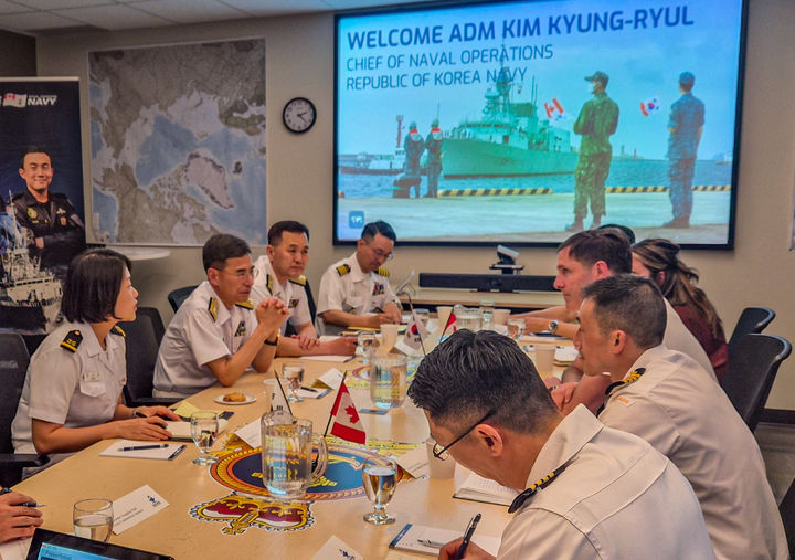 [서울=뉴시스]김경률 해군참모총장이 한국시간 23일 캐나다 오타와에서 캐나다 국방차장으로 내정된 앵거스 탑쉬 해군사령관과 양자대담을 하며, 양국 해군 간 군사협력 강화 및 방산협력 지원 방안에 대해 논의하고 있다. *재판매 및 DB 금지